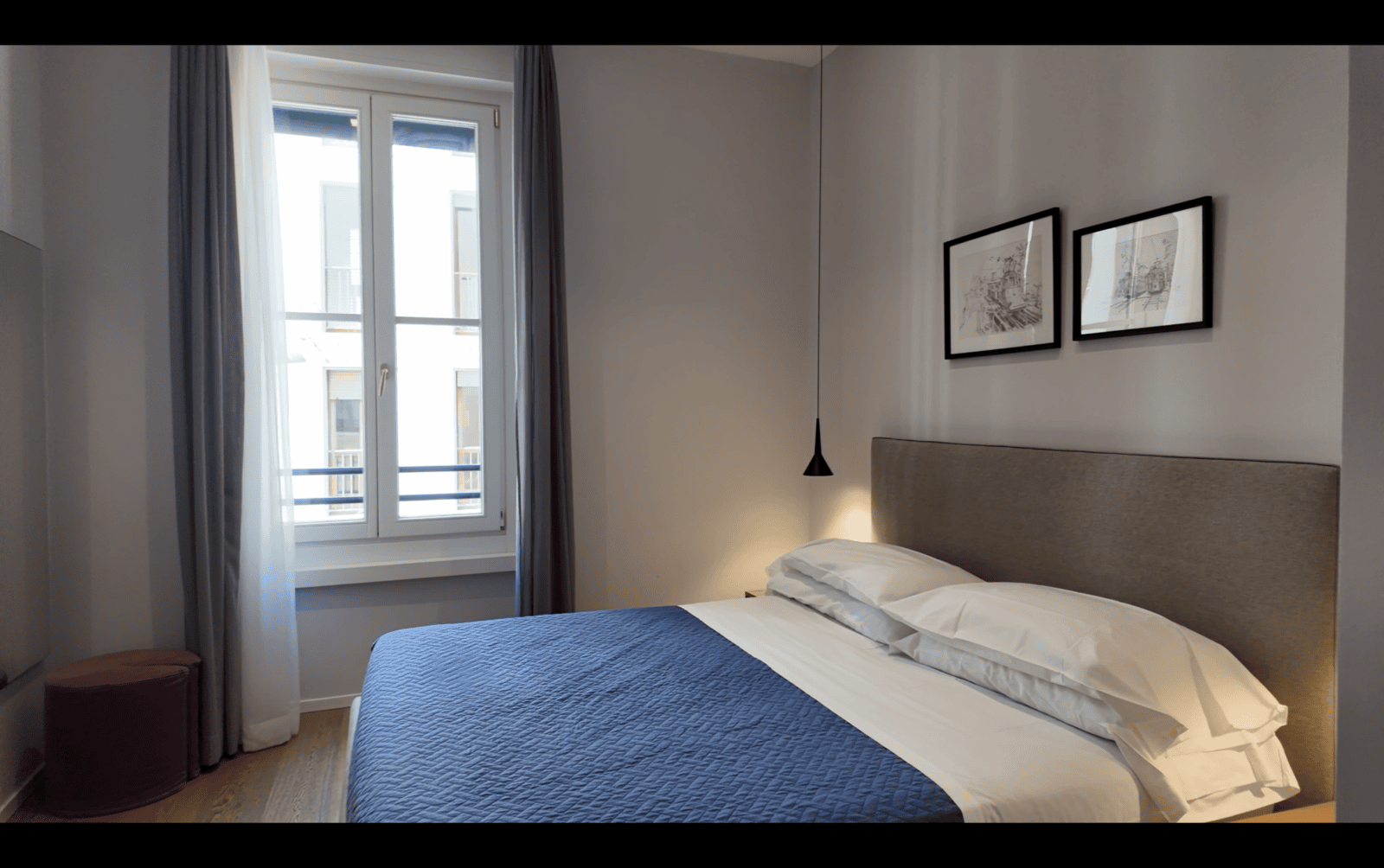 Room with a window onto a local street at Trieste 411