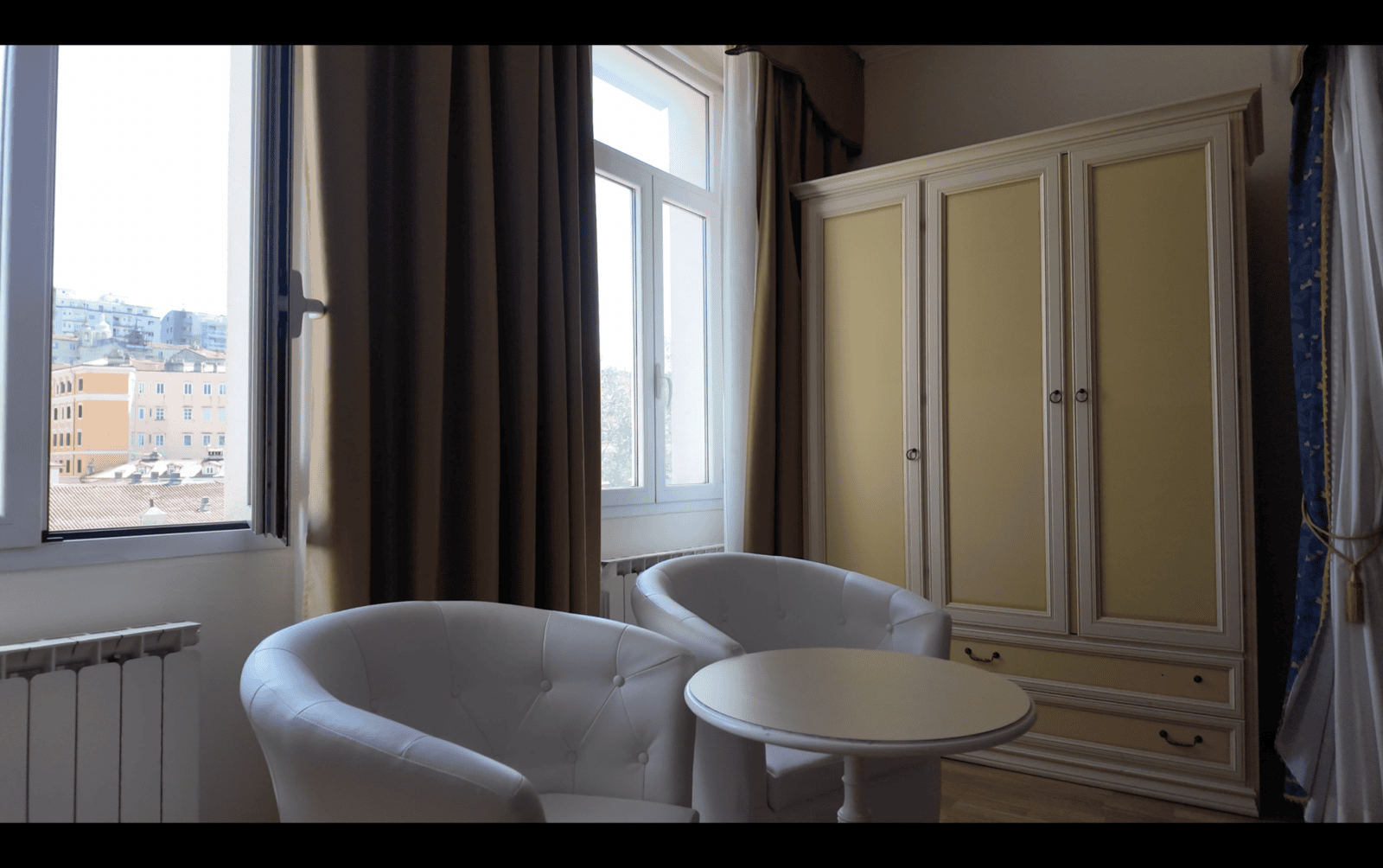 Room with seating area and windows at Residence Liberty, Trieste